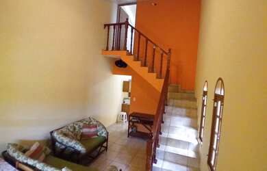 Imagem: A casa possui 2 Dormitórios, 1 Banheiro, 2 Vagas na garagem