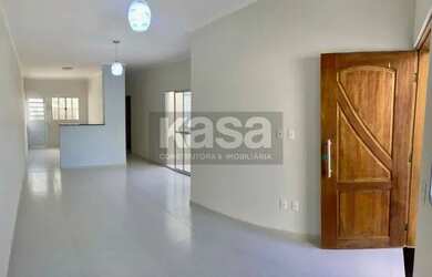 Imagem: A casa possui 3 Dormitórios, 2 Banheiros, 2 Vagas na garagem