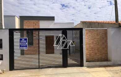 Imagem: A casa à venda possui 2 Dormitórios, 1 Banheiro, 2 Vagas na