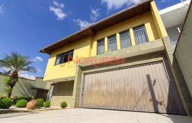 Imagem: A casa possui 1 Dormitório, 2 Banheiros, 4 Vagas na garagem