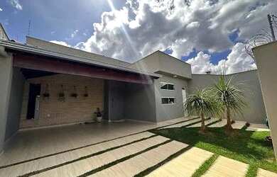 Imagem: A casa possui 3 Dormitórios, 2 Banheiros, 2 Vagas na garagem