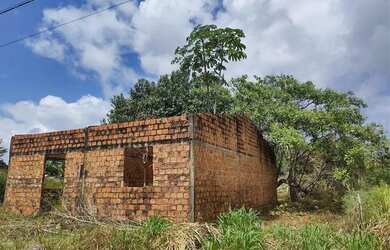 Imagem: A casa possui 2 Dormitórios, 1 Banheiro, 2 Vagas na garagem
