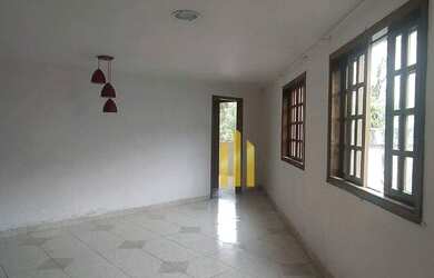 Imagem: A casa possui 3 Dormitórios, 1 Banheiro, 1 Vaga na garagem