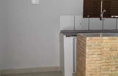 Imagem: A casa possui 1 Dormitório, 1 Banheiro, 1 Vaga na garagem e