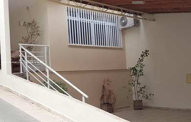 Imagem: A casa possui 5 Dormitórios, 3 Banheiros, 3 Vagas na garagem