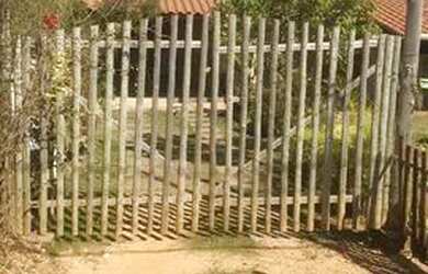 Imagem: A casa possui 4 Dormitórios, 2 Banheiros, 3 Vagas na garagem