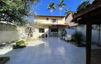 Imagem: A casa possui 3 Dormitórios, 2 Banheiros, 3 Vagas na garagem