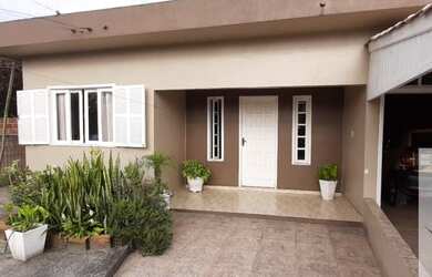 Imagem: A casa possui 3 Dormitórios, 2 Banheiros, 2 Vagas na garagem