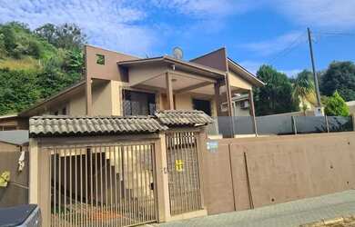 Imagem: A casa possui 3 Dormitórios, 2 Banheiros, 2 Vagas na garagem