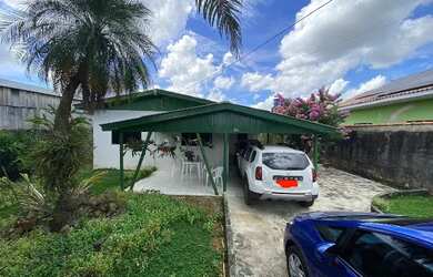 Imagem: A casa possui 4 Dormitórios, 2 Banheiros, 3 Vagas na garagem