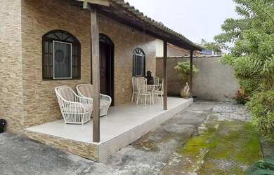 Imagem: A casa possui 2 Dormitórios, 2 Banheiros, 2 Vagas na garagem