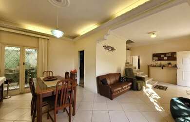 Imagem: A casa à venda possui 4 Dormitórios, 5 Banheiros, 1 Vaga na