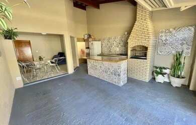 Imagem: A casa possui 3 Dormitórios, 2 Banheiros, 2 Vagas na garagem