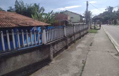 Imagem: A casa possui 4 Dormitórios, 2 Banheiros, 3 Vagas na garagem