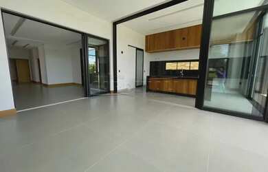 Imagem: A casa em condomínio possui 4 Dormitórios, 5 Banheiros, 5