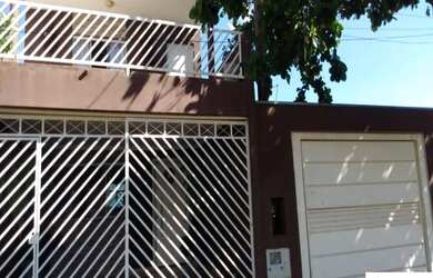 Imagem: A casa possui 3 Dormitórios, 1 Banheiro, 5 Vagas na garagem