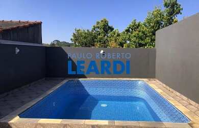 Imagem: A casa possui 3 Dormitórios, 4 Banheiros, 2 Vagas na garagem