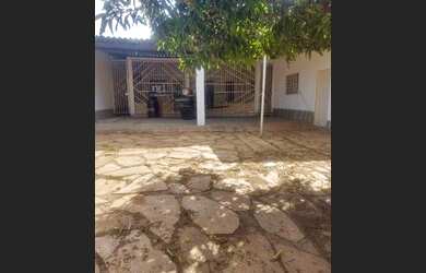 Imagem: A casa em condomínio possui 3 Dormitórios, 2 Banheiros, 5