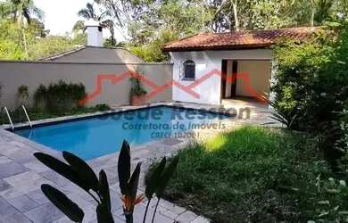 Imagem: A casa possui 4 Dormitórios, 5 Banheiros, 2 Vagas na garagem