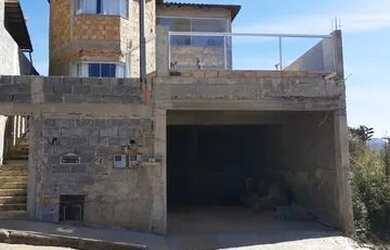 Imagem: A casa possui 3 Dormitórios, 2 Banheiros e 1 Vaga na garagem