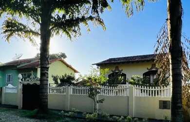 Imagem: A casa possui 3 Dormitórios, 3 Banheiros, 2 Vagas na garagem