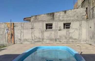 Imagem: A casa possui 3 Dormitórios, 2 Banheiros, 1 Vaga na garagem