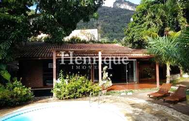 Imagem: A casa possui 5 Dormitórios, 3 Banheiros, 1 Vaga na garagem