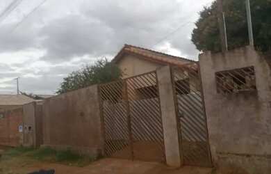 Imagem: A casa possui 2 Dormitórios, 1 Banheiro, 1 Vaga na garagem