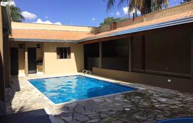 Imagem: A casa possui 1 Dormitório, 3 Vagas na garagem e está localizado