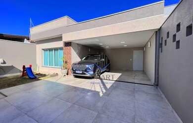 Imagem: A casa possui 3 Dormitórios, 3 Banheiros, 4 Vagas na garagem