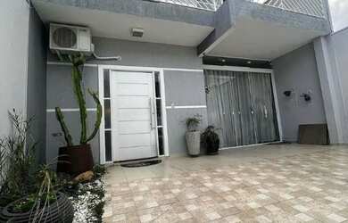 Imagem: A casa possui 3 Dormitórios, 3 Banheiros, 2 Vagas na garagem