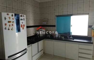 Imagem: A casa possui 3 Dormitórios, 3 Banheiros, 4 Vagas na garagem