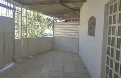 Imagem: A casa possui 3 Dormitórios, 1 Banheiro, 2 Vagas na garagem