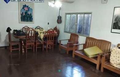 Imagem: A casa possui 4 Dormitórios, 2 Banheiros, 2 Vagas na garagem