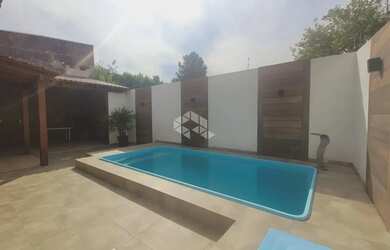 Imagem: A casa possui 4 Dormitórios, 4 Banheiros, 2 Vagas na garagem