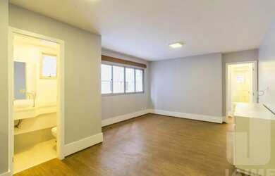 Imagem: O apartamento possui 1 Dormitório, 1 Banheiro, 1 Vaga na garagem