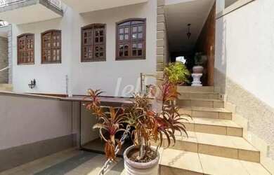 Imagem: A casa possui 3 Dormitórios, 2 Banheiros, 4 Vagas na garagem