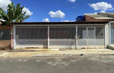 Imagem: A casa possui 4 Dormitórios, 3 Banheiros, 5 Vagas na garagem