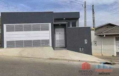 Imagem: A casa possui 3 Dormitórios, 2 Banheiros, 2 Vagas na garagem