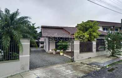 Imagem: O depósito possui 1 Vaga na garagem e 455m² de Área e está