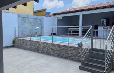 Imagem: A casa possui 3 Dormitórios, 3 Banheiros, 2 Vagas na garagem