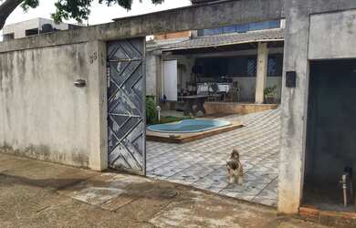 Imagem: A casa possui 3 Dormitórios, 2 Banheiros, 4 Vagas na garagem