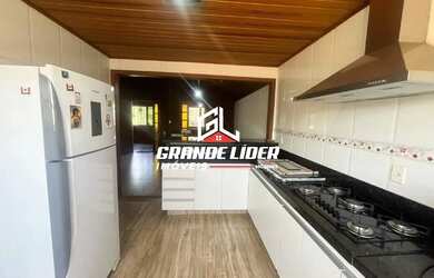 Imagem: A casa possui 5 Dormitórios, 3 Banheiros, 2 Vagas na garagem