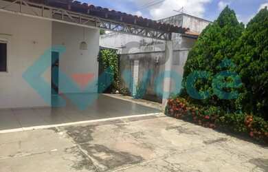 Imagem: A casa possui 3 Dormitórios, 4 Banheiros, 3 Vagas na garagem