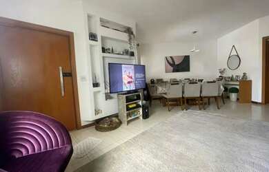 Imagem: A casa possui 3 Dormitórios, 3 Banheiros, 4 Vagas na garagem