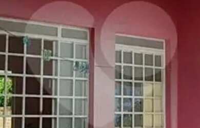 Imagem: A casa possui 2 Dormitórios, 2 Banheiros, 1 Vaga na garagem