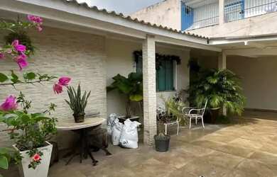 Imagem: A casa possui 4 Dormitórios, 3 Banheiros, 3 Vagas na garagem