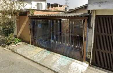 Imagem: A casa possui 2 Dormitórios, 1 Banheiro, 2 Vagas na garagem