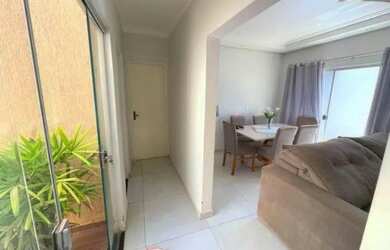 Imagem: A casa possui 2 Dormitórios, 1 Banheiro, 1 Vaga na garagem