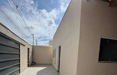 Imagem: A casa possui 3 Dormitórios, 1 Banheiro e 2 Vagas na garagem